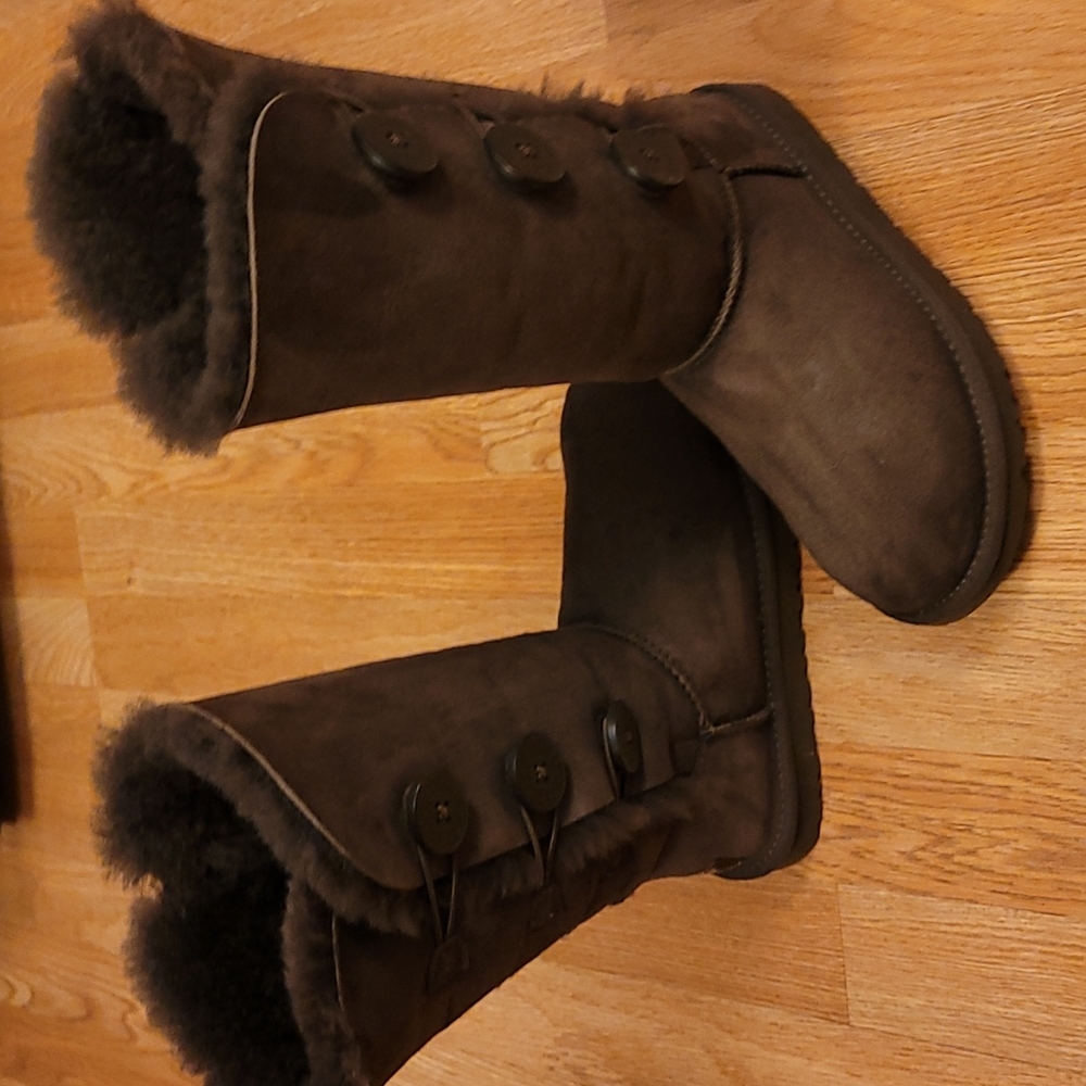 Ugg Bailey Button Triplet II BOOT in dark brown. Size 5